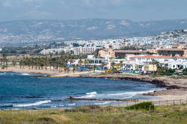 Paphos, Paphos İlçesi, Kıbrıs - 23 Mart 2023 - Paphos Körfezi üzerindeki Fabrika Tepesi 'nden yüksek açılı görüş