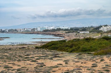 Kıbrıs Rum Kesimi, Paphos İlçesi, Kralların Mezarları 'nın arkeolojik sahasının kıyı manzarası