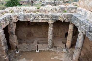 Paphos, Paphos Bölgesi, Kıbrıs, 23 Mart 2023 - Kralların Mezarları arkeoloji sahasının antik kalıntıları