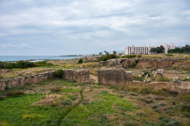 Kings 'in tarihi yeri Paphos, Kıbrıs Rum Kesimi' nin yeşil tepelerini ve kalıntılarını görmek