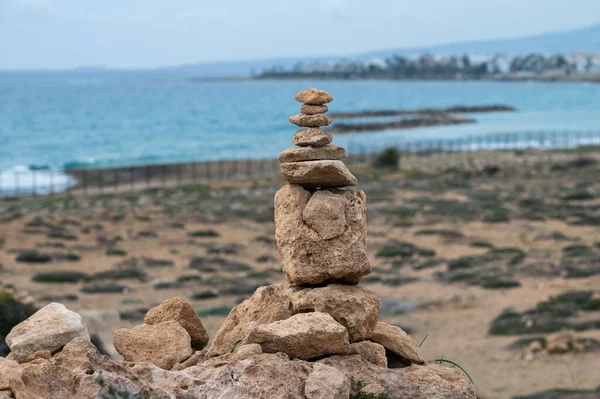 Pedras Seixos Empilhadas Com Uma Paisagem Marítima Turva Fundo Paphos — Fotografia de Stock
