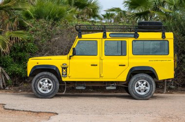 Peyia, Paphos, Kıbrıs, 22 Mart 2023 - Yellow Land Rover 4 X 4 aracı şehir dışı turu sırasında kullanılacak