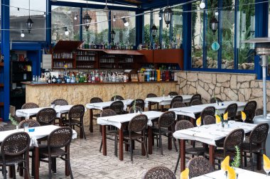 Polis Chrisochous, Kıbrıs, 22 Mart 2023 - Tipik bir Yunan tarzı restoranın terası