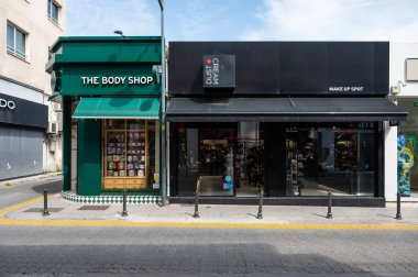Limasol, Kıbrıs - 23 Mart 2023 - Makyaj Dükkanı ve Makyaj Spot perakende mağazaları