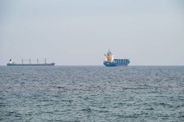 Limasol, Kıbrıs - 23 Mart 2023 - İki konteyner gemisi limana girmek için kıyı şeridinde bekliyor