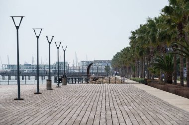 Limasol, Kıbrıs - 23 Mart 2023 Sahil Bulvarı 'ndaki ahşap geçitten alçak açılı görüş