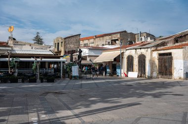 Limasol, Kıbrıs - 23 Mart 2023 - Eski kasabadaki limandaki tarihi ve yeni binalar