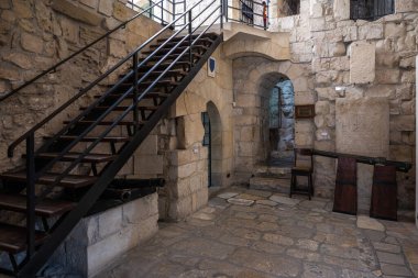 Limasol, Kıbrıs - 23 Mart 2023 - Tahta merdivenli Lemesos şatosunun içi