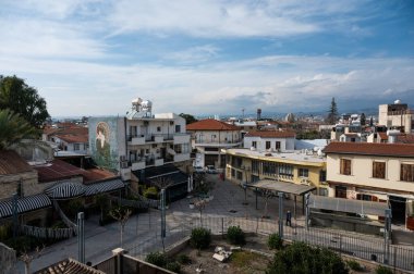 Limasol, Kıbrıs - 23 Mart 2023 - Çatılar ve şehrin ufuk çizgisi üzerindeki kule manzarası