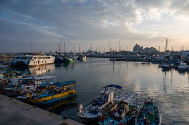 Limasol, Kıbrıs - 23 Mart 2023 - Günbatımında eski limandaki gemileri yansıtıyor