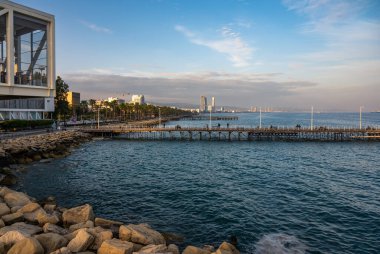 Limasol, Kıbrıs - 23 Mart 2023 - Lüks restoran ve eski limandaki iskele