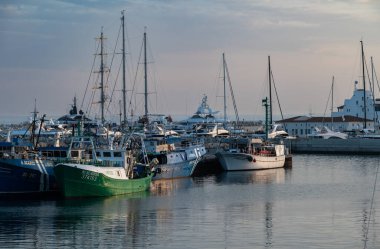 Limasol, Kıbrıs - 23 Mart 2023 - Günbatımında eski limandaki gemileri yansıtıyor