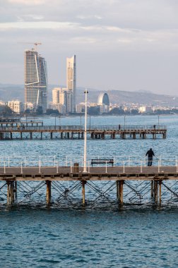 Limasol, Kıbrıs - 23 Mart 2023 - Eski limanın iskelesini ve binalarını gün batımında görüntüle