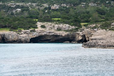 Kıbrıs Rum Kesimi 'nin Chrysochou Körfezi' ndeki Akamas Ulusal Parkı 'nın mavi suları ve kayalık tepeleri