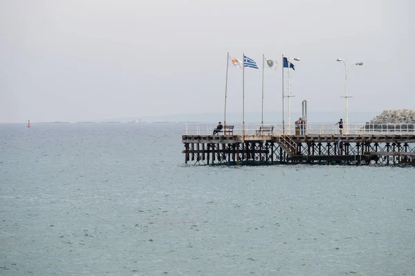 Limassol Chipre Marzo 2023 Muelle Madera Mar Mediterráneo Con Bandera —  Fotos de Stock