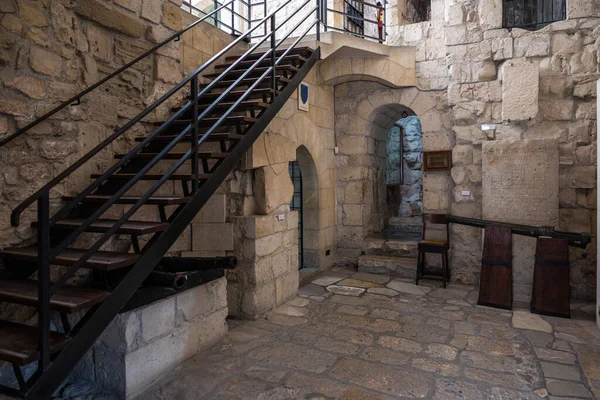 キプロスのLimassol 2023年3月23日 木の階段を持つレメソ城の地下室 — ストック写真