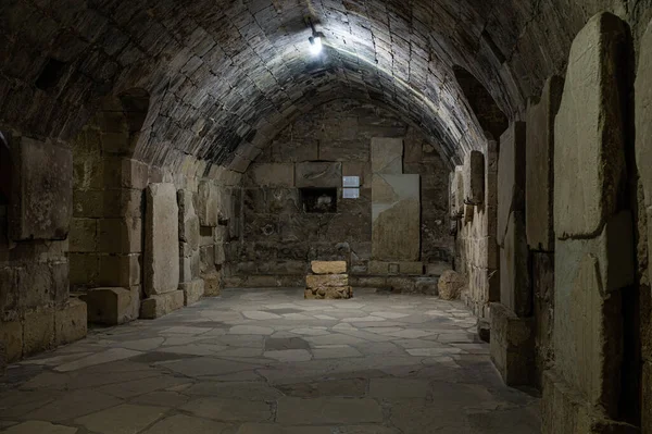 キプロスのリマソール 2023年3月23日 レメソス城と博物館の暗い地下室のアーチ型のインテリア — ストック写真