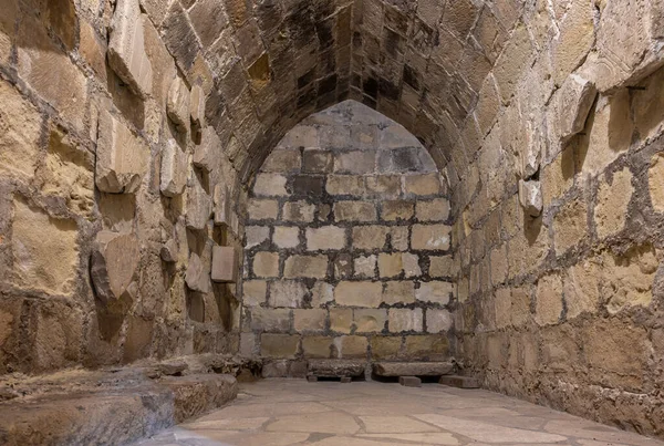 キプロスのリマソール 2023年3月23日 レメソス城と博物館の暗い地下室のアーチ型のインテリア — ストック写真