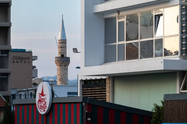 Limassol Cypr Marca 2023 Współczesne Bloki Mieszkalne Minaret Meczetu — Zdjęcie stockowe