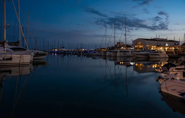 Limassol Kypr Března 2023 Pohled Starý Přístav Soumraku Odrážejícími Čluny — Stock fotografie