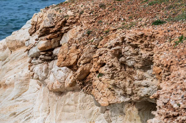 Textura Áspera Una Roca Color Rojo Marrón Costa Peyia Chipre — Foto de Stock