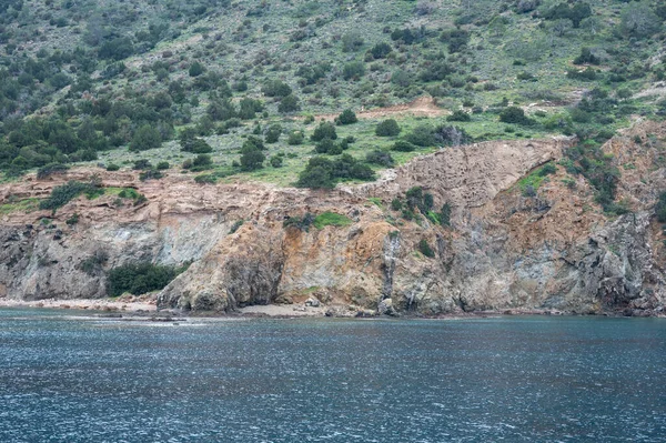 キプロスのネオ チョリオ近くのクリソチョウ湾の海岸線の岩や丘 — ストック写真