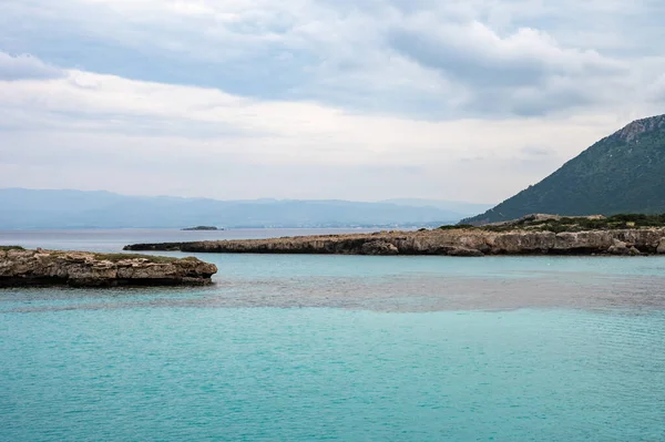 塞浦路斯新Chorio Chrysochou湾Akamas国家公园的蓝水和岩石山 — 图库照片