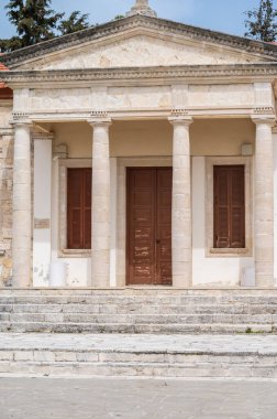 Lofou, Limasol Bölgesi, Kıbrıs Rum Kesimi, 24 Mart 2023 - Köyün ilköğretim okulunun Neo klasik cephesi