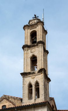 Lofou, Limasol Bölgesi, Kıbrıs, 24 Mart 2023 - Chrysolophitis Kilisesi Kulesi