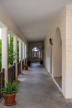 Susuz, Kıbrıs - 27 Mart 2023 - Saint Neophytos Manastırı 'nın inşası ve inşaatı