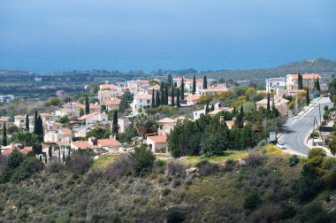 Tala, Kıbrıs - 27 Mart 2023 - Köyün yeşil kayalık dağları ve beyaz evleri