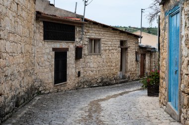 Lofou, Limasol Bölgesi, Kıbrıs, 24 Mart 2023 - Köyün geleneksel dar sokağı