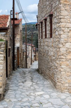 Lofou, Limasol Bölgesi, Kıbrıs, 24 Mart 2023 - Köyün geleneksel dar sokağı