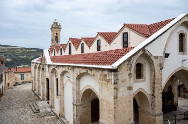 Omodos, Limasol Bölgesi, Kıbrıs, 24 Mart 2023 - Kutsal Haç Manastırı 'na yüksek açılı görüş