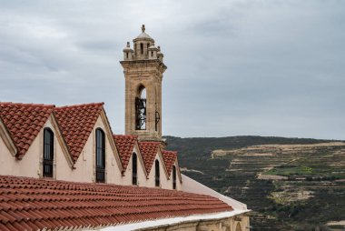 Omodos, Limasol Bölgesi, Kıbrıs, 24 Mart 2023 - Kutsal Haç Manastırı Tarihi Kulesi