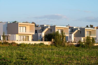 Chloraka, Kıbrıs, 26 Mart 2023 - Güneşli tepelerdeki güncel tatil evleri