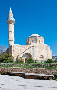 Paphos, Kıbrıs - 27 Mart 2023 - Agia Sophia Paphou camii köy merkezinde mavi gökyüzüne karşı