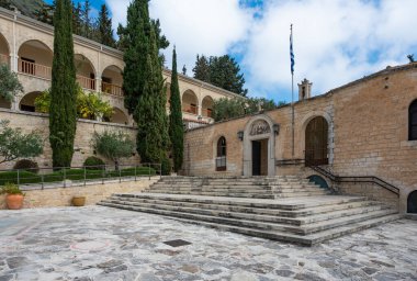 Susuz, Kıbrıs - 27 Mart 2023 - Saint Neophytos Manastırı İç Mahkemesi ve binaları