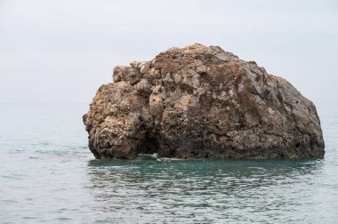 Kıbrıs 'ın Petra tou Romiou kentindeki deniz ve Afrodit kayaları