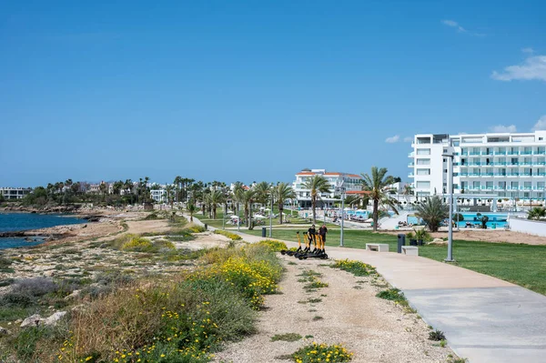 Coral Bay Cyprus Maart 2023 Vakantieoord Met Betonnen Wandelpad Aan — Stockfoto