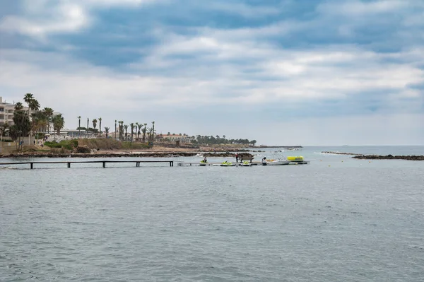 Paphos Cyprus Maart 2023 Kust Met Watersportactiviteiten Aan Het Strand — Stockfoto