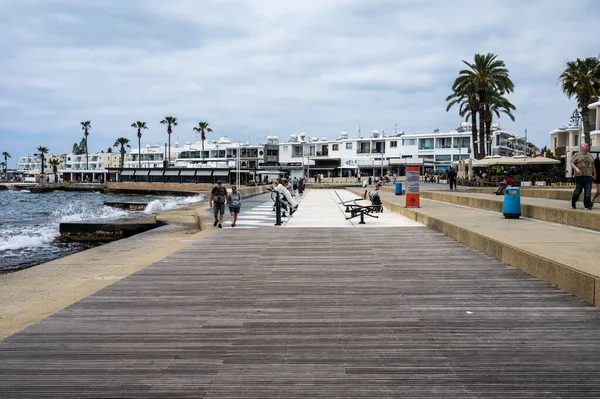 Paphos Cyprus Maart 2023 Houten Pier Aan Strandboulevard Met Palmbomen — Stockfoto