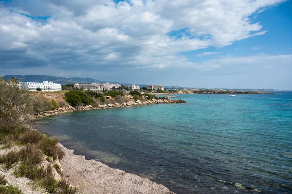 Coral Bay Ciprus Március 2023 Kilátás Türkiz Víz Nyaralás Rezidenciák — Stock Fotó