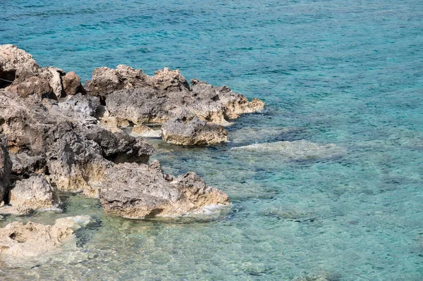 Міцні Скелі Бірюзова Вода Невеликими Хвилями Затоці Кораль Кіпрі — стокове фото