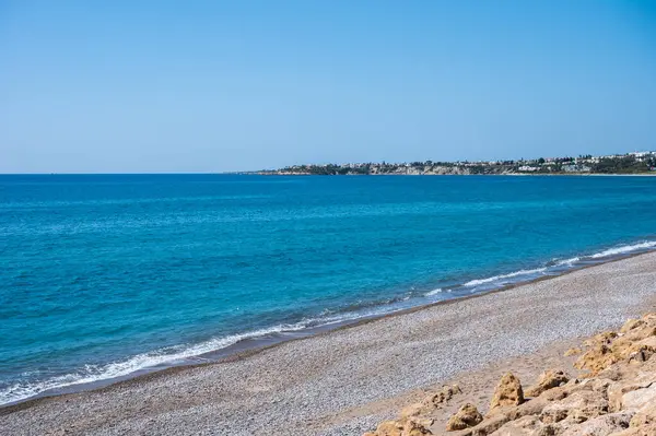 Kiezelstrand Met Rotsen Blauw Water Bij Coral Bay Cyprus — Stockfoto