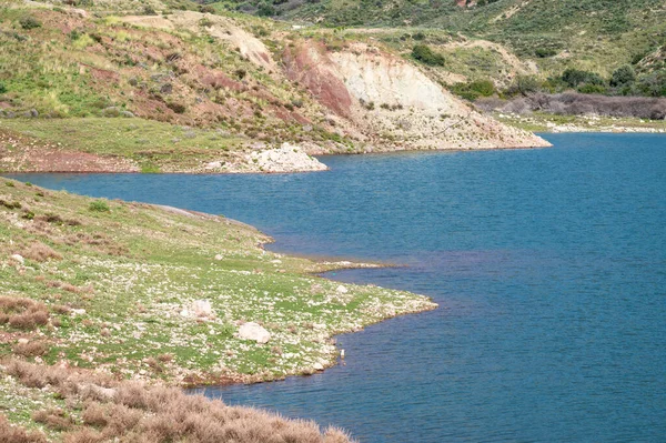 Colinas Rocosas Verdes Agua Azul Del Embalse Mavrokolympos Peyia Chipre — Foto de Stock