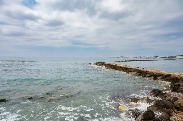 塞浦路斯帕福斯海岸的对角防波堤结构 — 图库照片