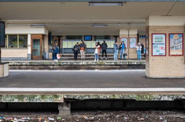 Brüksel Güney, Belçika - 1 Nisan 2023 - Brüksel Güney kurtarma istasyonunun platformu ve rayları