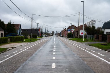 Kortenberg, Flaman Brabant Bölgesi, Belçika - 1 Nisan 2023 - Brüksel 'den Leuven' e doğru boş otoyol