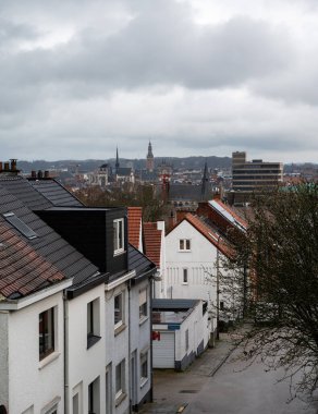 Leuven, Flaman Brabant Bölgesi, Belçika - 1 Nisan 2023 - Düzenli konutlara yüksek açı